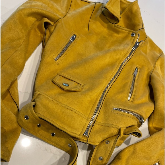 Mustard color jacket that is hip. Designed by Zara Basic Outerwear size small. - Picture 4 of 9